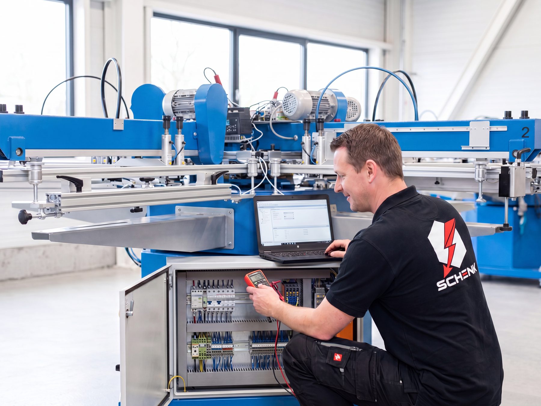 Schenk Servicetechniker bei der Wartung einer Siebdruckmaschine mit Laptop-Diagnose